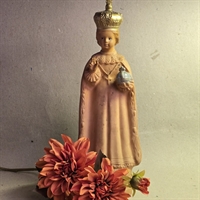rosa-figur-kappe-kors-guld-krone-lyseblaa-kugle-i-haanden-gummi-skulptur-foerhen-lampefod
